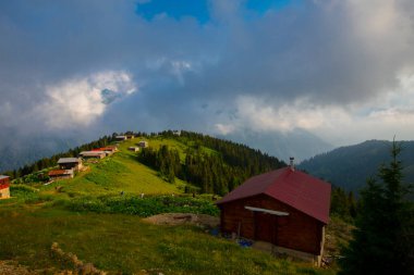 Platoya ulaştığınızda ve manzarayı gördüğünüzde az önceki yolun heyecanını hemen unutursunuz. Pokut 'un adı Ermenice geliyor, bölgedeki birçok plato gibi..