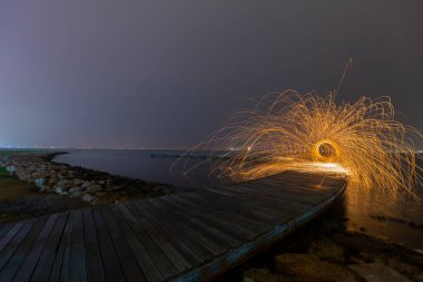 Uzun pozlama fotoğrafları ve fotoğrafları için örnek olarak gösterilebilecek bir iskele.