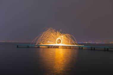 Uzun pozlama fotoğrafları ve fotoğrafları için örnek olarak gösterilebilecek bir iskele.