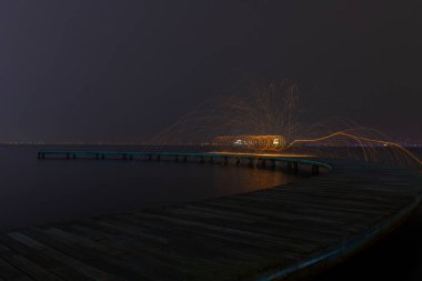 Uzun pozlama fotoğrafları ve fotoğrafları için örnek olarak gösterilebilecek bir iskele.