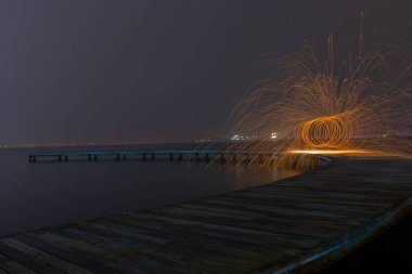 Uzun pozlama fotoğrafları ve fotoğrafları için örnek olarak gösterilebilecek bir iskele.