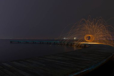 Uzun pozlama fotoğrafları ve fotoğrafları için örnek olarak gösterilebilecek bir iskele.