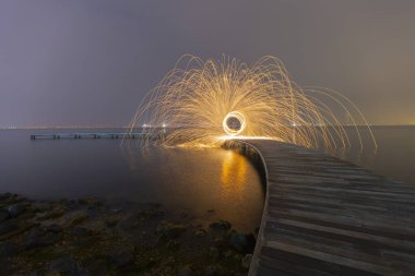 Uzun pozlama fotoğrafları ve fotoğrafları için örnek olarak gösterilebilecek bir iskele.