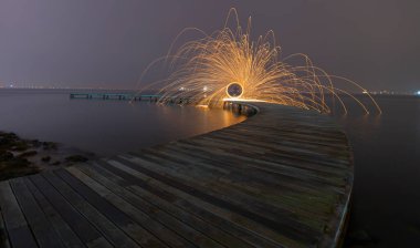 Uzun pozlama fotoğrafları ve fotoğrafları için örnek olarak gösterilebilecek bir iskele.