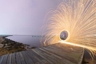 Uzun pozlama fotoğrafları ve fotoğrafları için örnek olarak gösterilebilecek bir iskele.