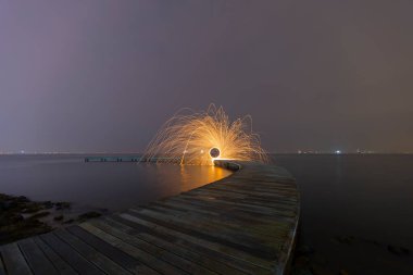 Uzun pozlama fotoğrafları ve fotoğrafları için örnek olarak gösterilebilecek bir iskele.