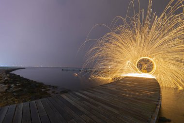 Uzun pozlama fotoğrafları ve fotoğrafları için örnek olarak gösterilebilecek bir iskele.
