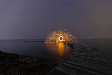 Uzun pozlama fotoğrafları ve fotoğrafları için örnek olarak gösterilebilecek bir iskele.
