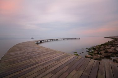 Uzun pozlama fotoğrafları ve fotoğrafları için örnek olarak gösterilebilecek bir iskele.