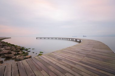 Uzun pozlama fotoğrafları ve fotoğrafları için örnek olarak gösterilebilecek bir iskele.