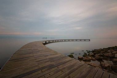 Uzun pozlama fotoğrafları ve fotoğrafları için örnek olarak gösterilebilecek bir iskele.