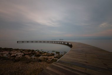 Uzun pozlama fotoğrafları ve fotoğrafları için örnek olarak gösterilebilecek bir iskele.