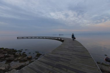 Uzun pozlama fotoğrafları ve fotoğrafları için örnek olarak gösterilebilecek bir iskele.