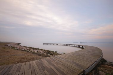 Uzun pozlama fotoğrafları ve fotoğrafları için örnek olarak gösterilebilecek bir iskele.
