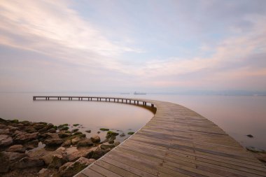 Uzun pozlama fotoğrafları ve fotoğrafları için örnek olarak gösterilebilecek bir iskele.