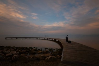 Uzun pozlama fotoğrafları ve fotoğrafları için örnek olarak gösterilebilecek bir iskele.