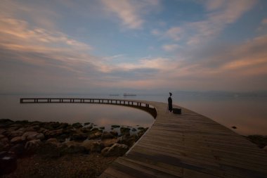 Uzun pozlama fotoğrafları ve fotoğrafları için örnek olarak gösterilebilecek bir iskele.