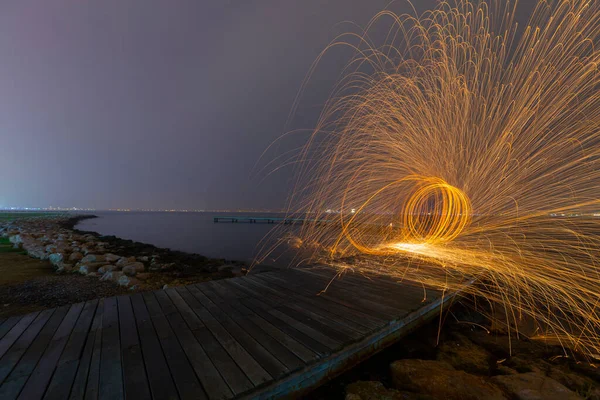 長い露出写真とその写真の例として示すことができる桟橋 — ストック写真