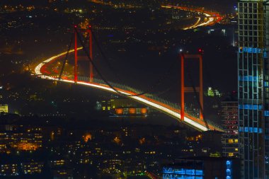 İstanbul gece manzarası, yüksek binalar ve plazalar.