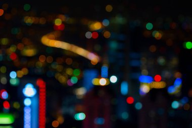 İstanbul gece manzarası, yüksek binalar ve plazalar.