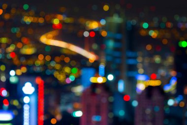 İstanbul gece manzarası, yüksek binalar ve plazalar.