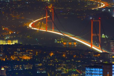 İstanbul gece manzarası, yüksek binalar ve plazalar.