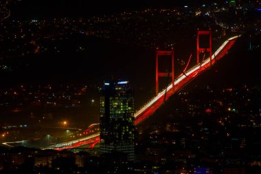 İstanbul gece manzarası, yüksek binalar ve plazalar.
