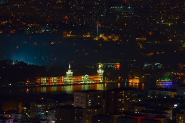 İstanbul gece manzarası, yüksek binalar ve plazalar.