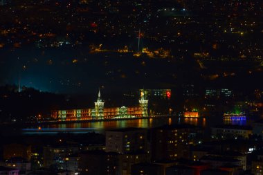 İstanbul gece manzarası, yüksek binalar ve plazalar.