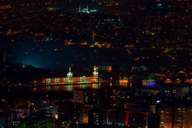 İstanbul gece manzarası, yüksek binalar ve plazalar.