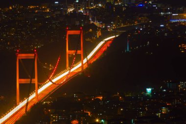 İstanbul gece manzarası, yüksek binalar ve plazalar.