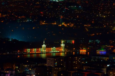 İstanbul gece manzarası, yüksek binalar ve plazalar.