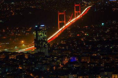 İstanbul gece manzarası, yüksek binalar ve plazalar.