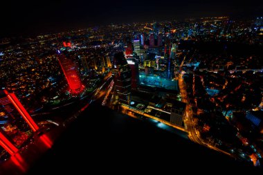 İstanbul gece manzarası, yüksek binalar ve plazalar.