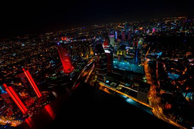 İstanbul gece manzarası, yüksek binalar ve plazalar.