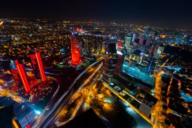 İstanbul gece manzarası, yüksek binalar ve plazalar.