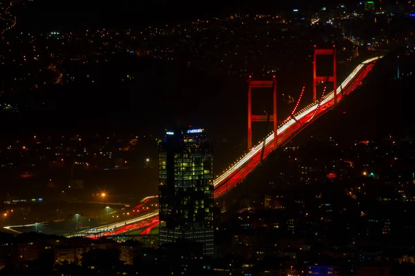 İstanbul gece manzarası, yüksek binalar ve plazalar.