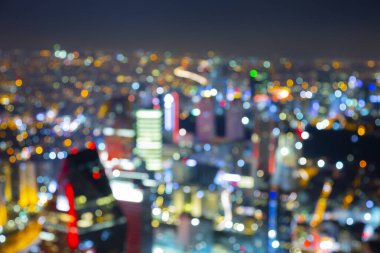 İstanbul gece manzarası, yüksek binalar ve plazalar.