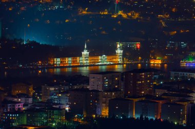 İstanbul gece manzarası, yüksek binalar ve plazalar.