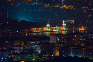 İstanbul gece manzarası, yüksek binalar ve plazalar.