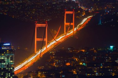 İstanbul gece manzarası, yüksek binalar ve plazalar.