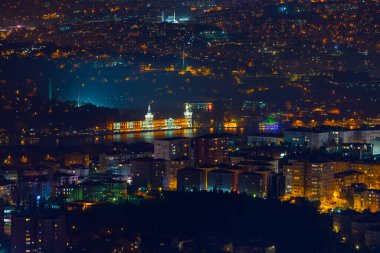 İstanbul gece manzarası, yüksek binalar ve plazalar.