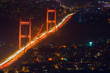 İstanbul gece manzarası, yüksek binalar ve plazalar.