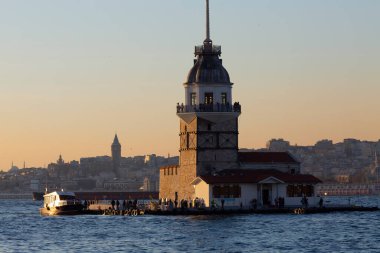 Bakire Kulesi ve Uskudar Sahili, cami siluetleriyle birlikte.