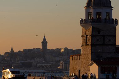 Bakire Kulesi ve Uskudar Sahili, cami siluetleriyle birlikte.