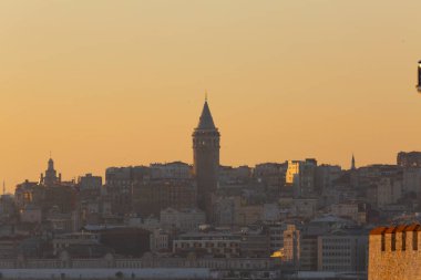 Bakire Kulesi ve Uskudar Sahili, cami siluetleriyle birlikte.