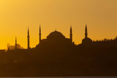 Bakire Kulesi ve Uskudar Sahili, cami siluetleriyle birlikte.