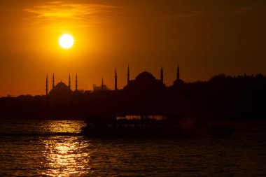 Bakire Kulesi ve Uskudar Sahili, cami siluetleriyle birlikte.