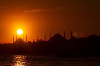 Bakire Kulesi ve Uskudar Sahili, cami siluetleriyle birlikte.