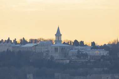 Bakire Kulesi ve Uskudar Sahili, cami siluetleriyle birlikte.